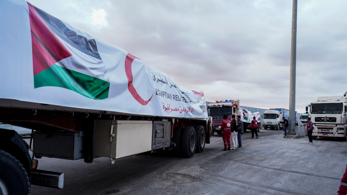 Israel cerrará el cruce de Rafah y reducirá la cantidad de ayuda que entra a Gaza, al acusar a Hamás de incumplir la entrega de los rehenes muertos