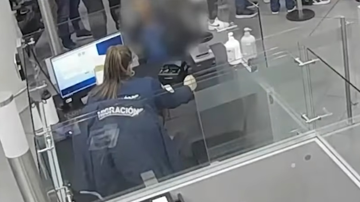 Condenan a exfuncionaria de Migración Colombia que cobraba para permitir salida del país omitiendo requisitos a viajeros; este video fue la evidencia