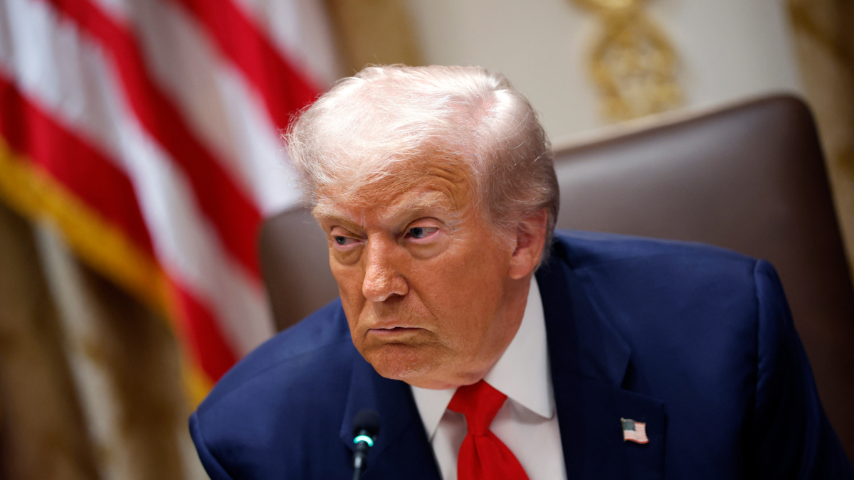 Presidente Donald Trump dice que 'considera' atacar por tierra a narcotraficantes de Venezuela