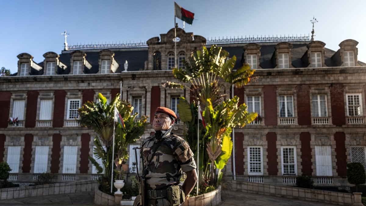 Madagascar entra en un régimen militar tras golpe de Estado liderado por unidad del ejército y la vacancia del presidente Rajoelina, que huyó del país