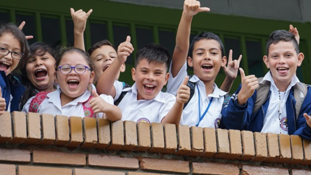 Dos prohibiciones frecuentes en los colegios colombianos que la ley no permite: la norma que protege los derechos de los estudiantes