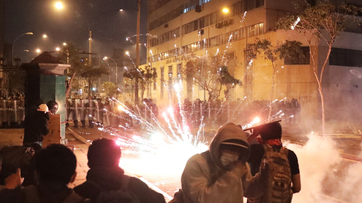 Un muerto y más de 100 heridos en Lima, Perú, durante protestas contra el nuevo gobierno de José Jerí