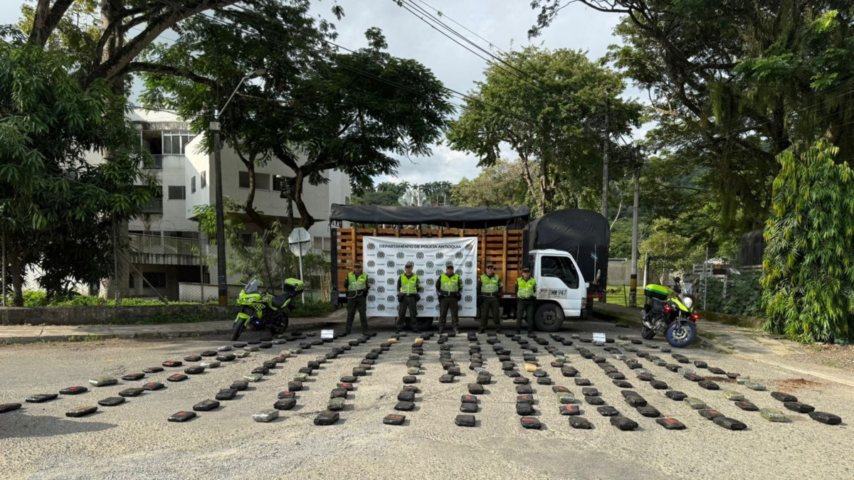 En un camión abandonado en la vía Medellín - La Pintada, la Policía de Antioquia incautó más de 200 kilos de marihuana: ¿nueva ruta del narcotráfico?