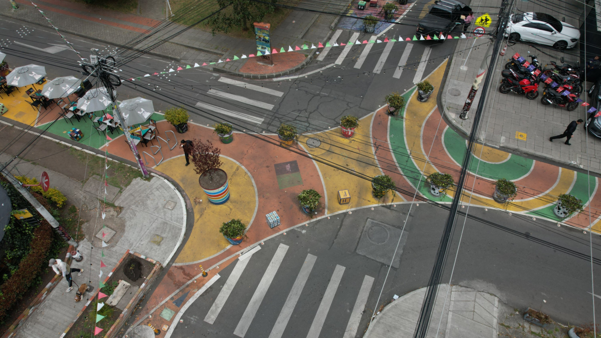 Reducir la velocidad, hacer carriles menos anchos y construir más ciclorrutas y andenes: recomendaciones globales para diseñar ciudades como Bogotá