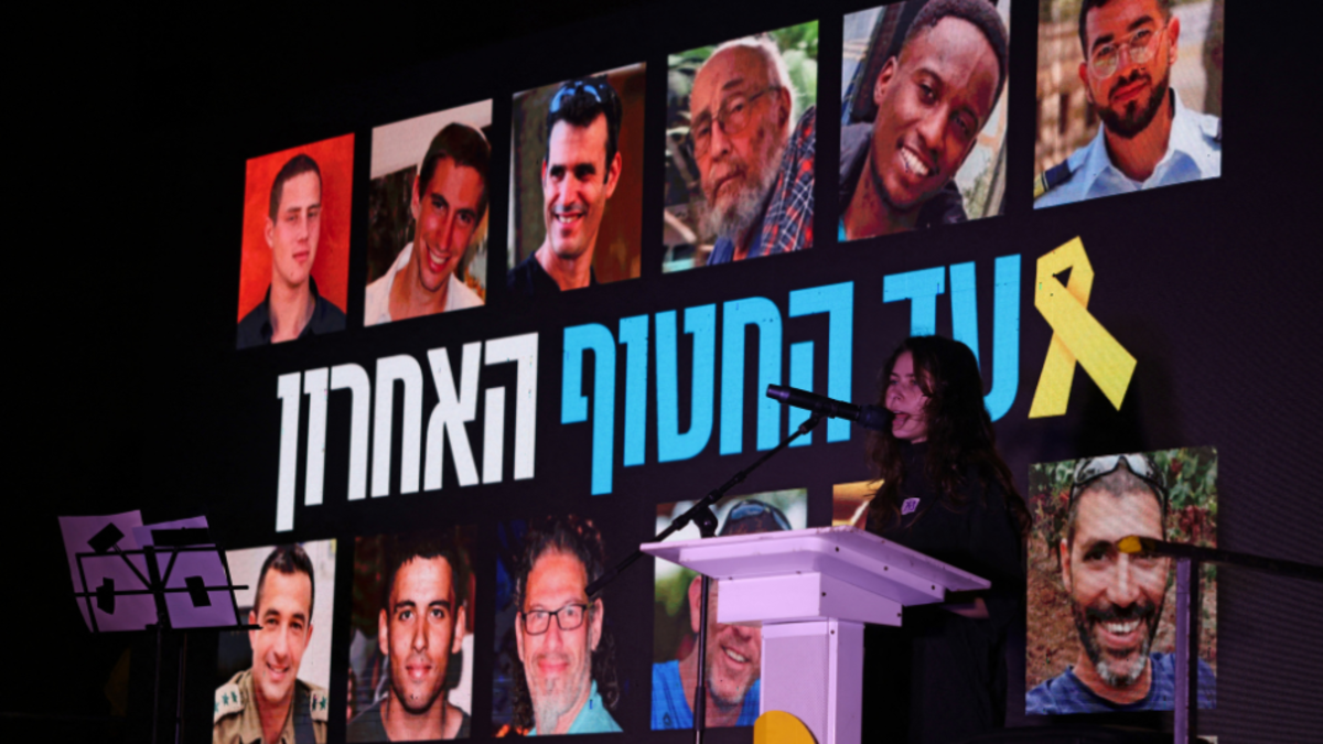 Israel recibe los cuerpos de dos rehenes entregados por Hamás en medio de crecientes tensiones por el cumplimiento del alto al fuego en Gaza