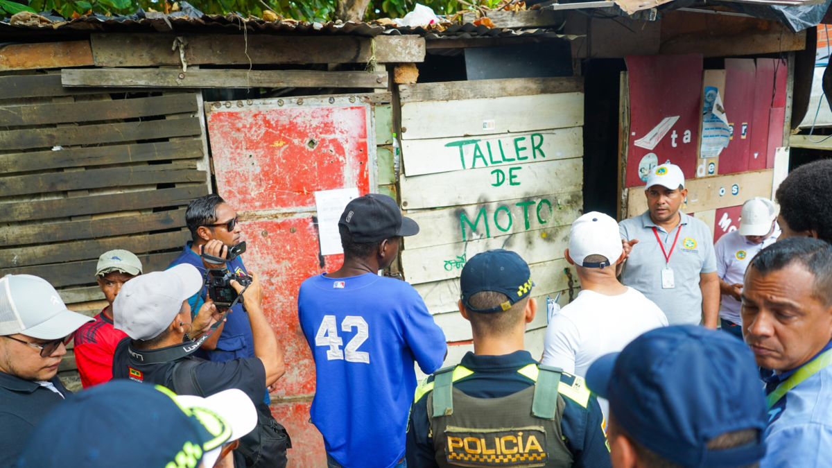 Desalojo bajo tensión en Cartagena: Distrito recupera predio en Chambacú con acompañamiento del ESMAD para poner fin a talleres, cantinas y llanterías