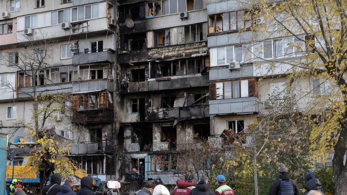 Zelenski denuncia que Rusia lanzó un ataque nocturno con más de 100 drones que dejó tres muertos en Kiev