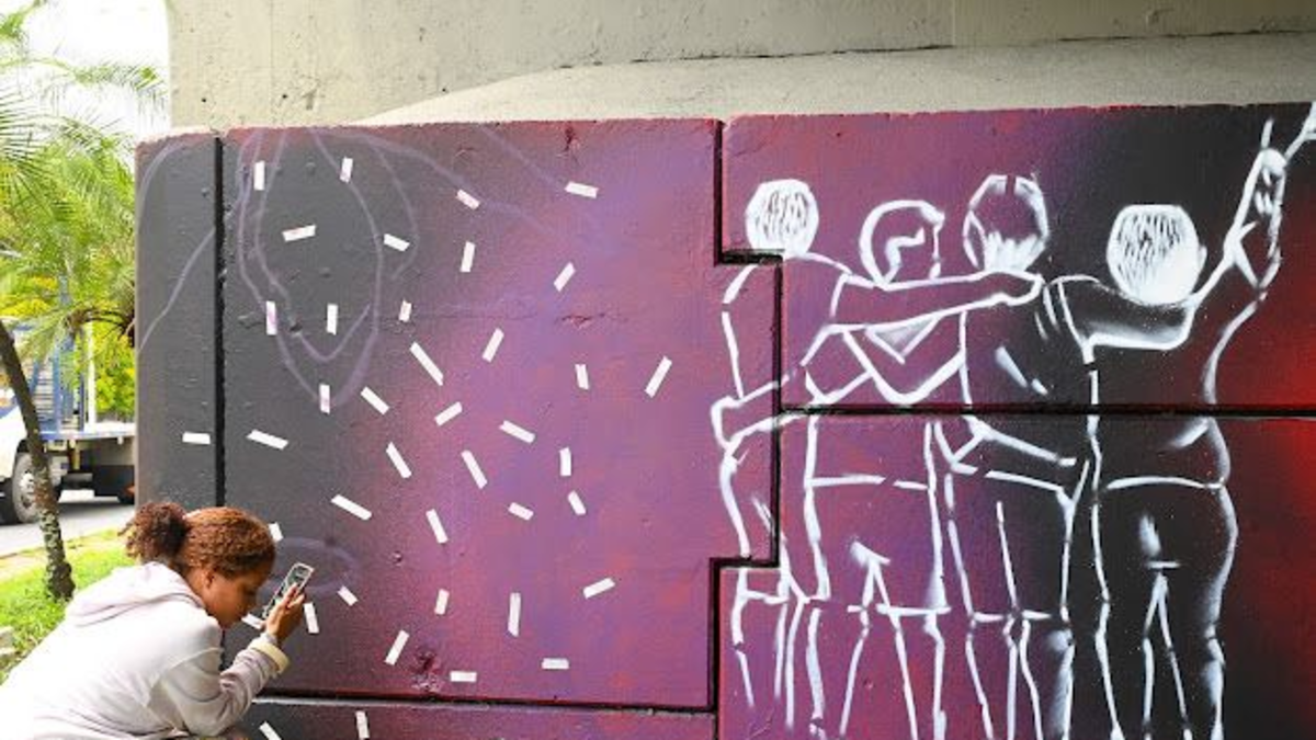 Mural con colores de esperanza: barra del Am??rica de Cali y la Alcald??a se unieron para pintar puente con mensajes de paz e identidad cale??a