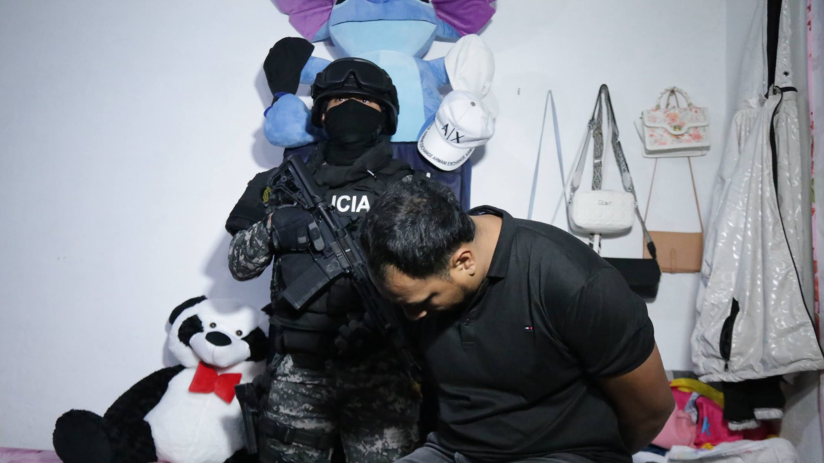 Policía de Ecuador captura a alias 'Gordo Arturo', uno de los líderes de la banda 'Los Lobos' que trafica drogas en la frontera con Colombia