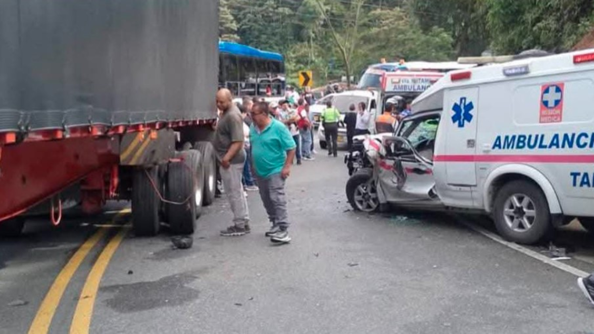 Dos personas heridas dejó aparatoso choque entre tractomula y ambulancia en Antioquia