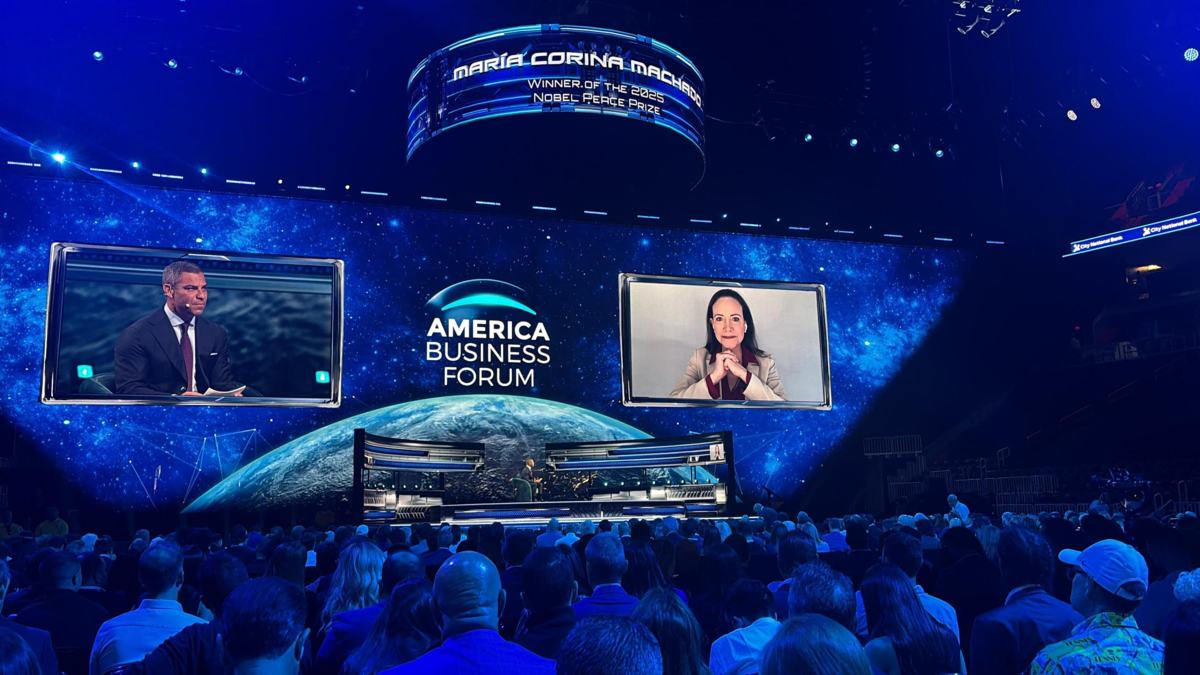 María Corina Machado trdi, da je Maduro začel vojno, Trump pa jo bo končal, medtem ko ZDA razmišljajo o vojaških možnostih v Venezueli