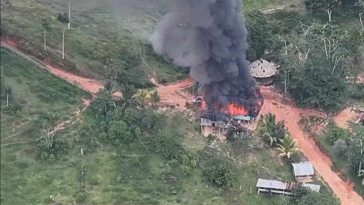 Antioquia: una vivienda campesina terminó reducida a cenizas en medio de combates entre el 'Clan del Golfo' y disidencias Farc en El Bagre