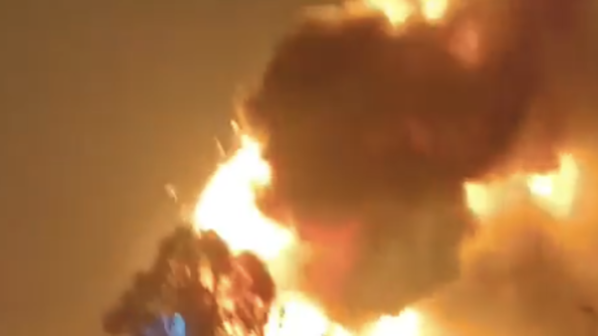 El momento en el que los trabajadores evacuaban la fábrica agroquímica de Ezeiza luego de la explosión en Buenos Aires, Argentina