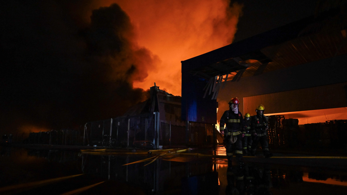 Incendio en zona industrial de Buenos Aires sigue sin control y crece preocupación por material inflamable en área aledaña a explosión: hay 22 heridos