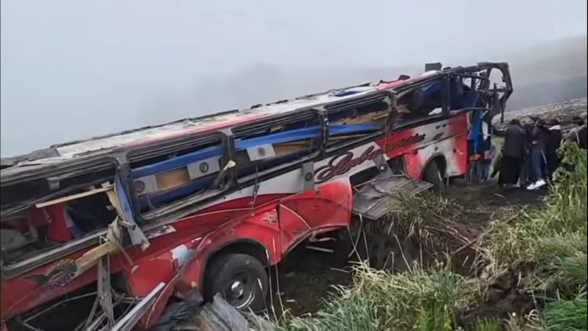 Video del momento exacto en que un autobús cae a un abismo en Ecuador: aumentan a 21 muertos por el trágico accidente