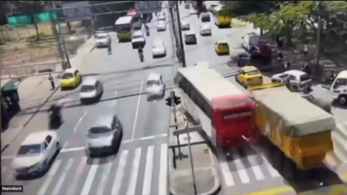 Volqueta se quedó sin frenos y arrolló a 12 vehículos en Medellín