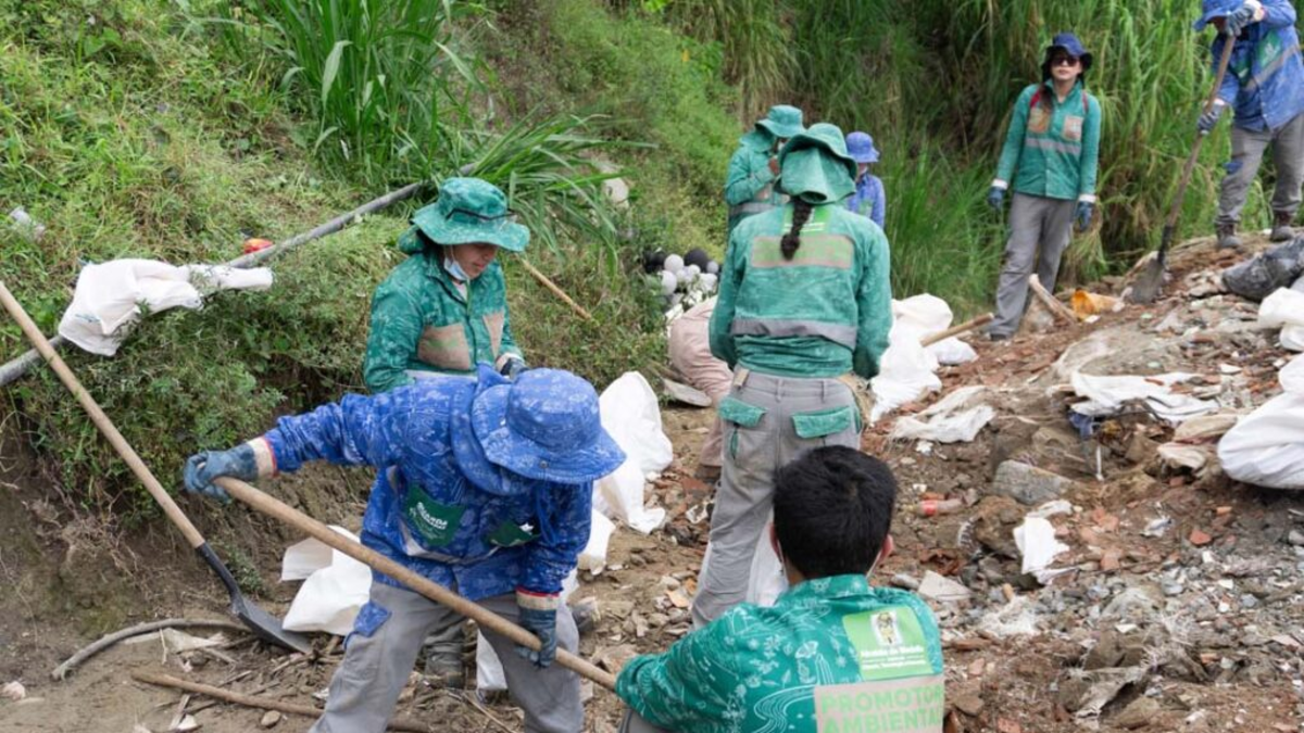 ¿Quieres a Medellín? Entonces no la ensucies: la ciudad endurece sus controles y ya ha multado a cientos de personas por arrojar basuras y escombros
