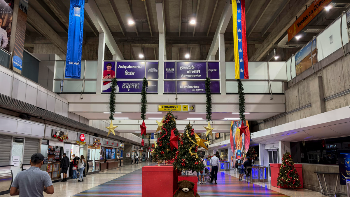 Tras advertencia a vuelos emitida por EE. UU., régimen de Venezuela se reunió con aerolíneas para restablecer tránsito en su espacio aéreo