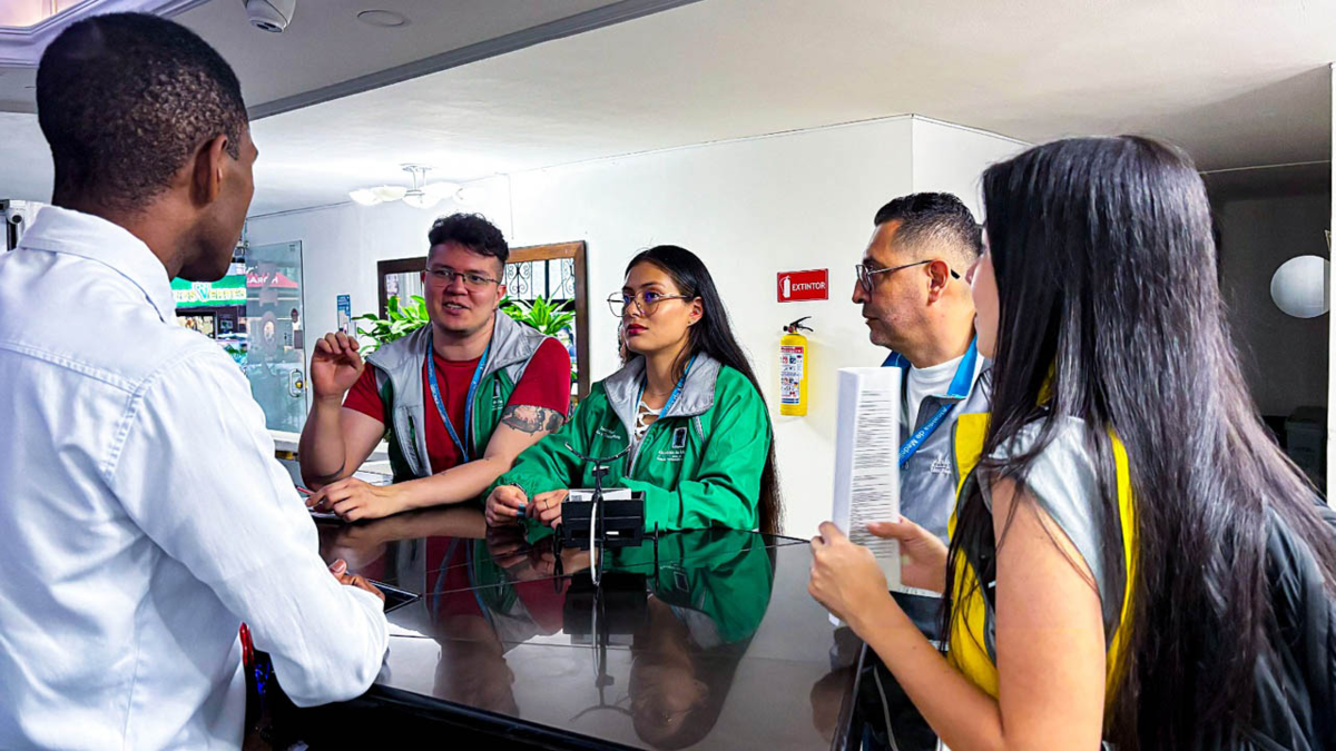 Medellín pone en cintura al comercio de la 70: capacitan a propietarios de establecimientos para que no le 'jueguen vivo' al ordenamiento de la zona