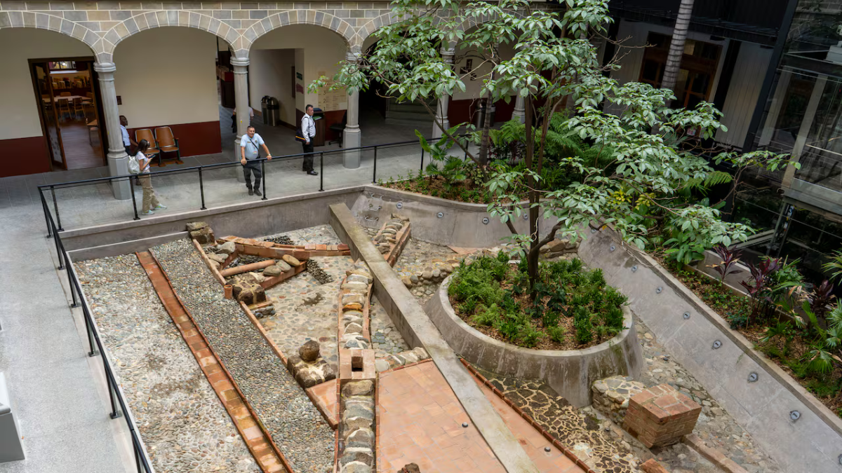 Descubren estructuras del acueducto más antiguo de Medellín mientras restauraban el Claustro San Ignacio
