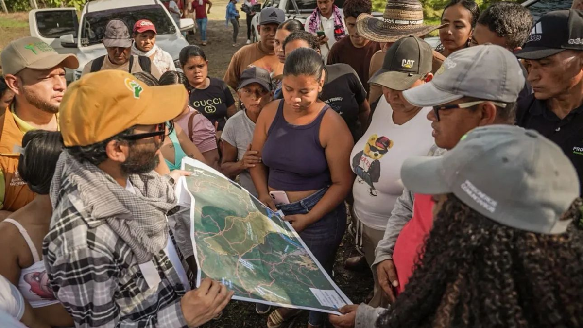 En Antioquia, tierras de la guerra pasan a manos campesinas en una histórica jornada de justicia territorial