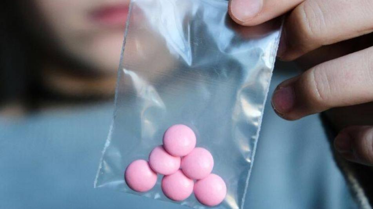 Niño de 9 años murió en Medellín tras consumir en la calle una pastilla rosada que confundió con un dulce: investigan si fue 'tusi'