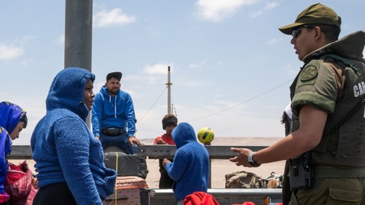 Chile inicia expulsiones masivas de migrantes mientras Perú declara emergencia en la frontera sur