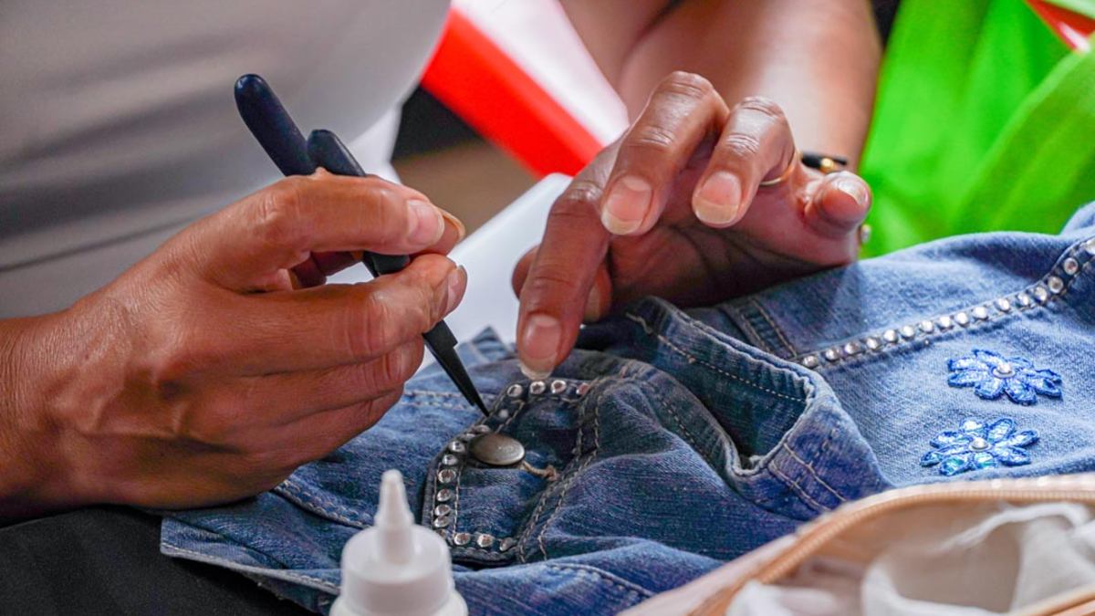 ¿Tienes ropa vieja en el armario? En Medellín ya no se tira: se rescata, se transforma con creatividad y se regala con amor en talleres comunitarios