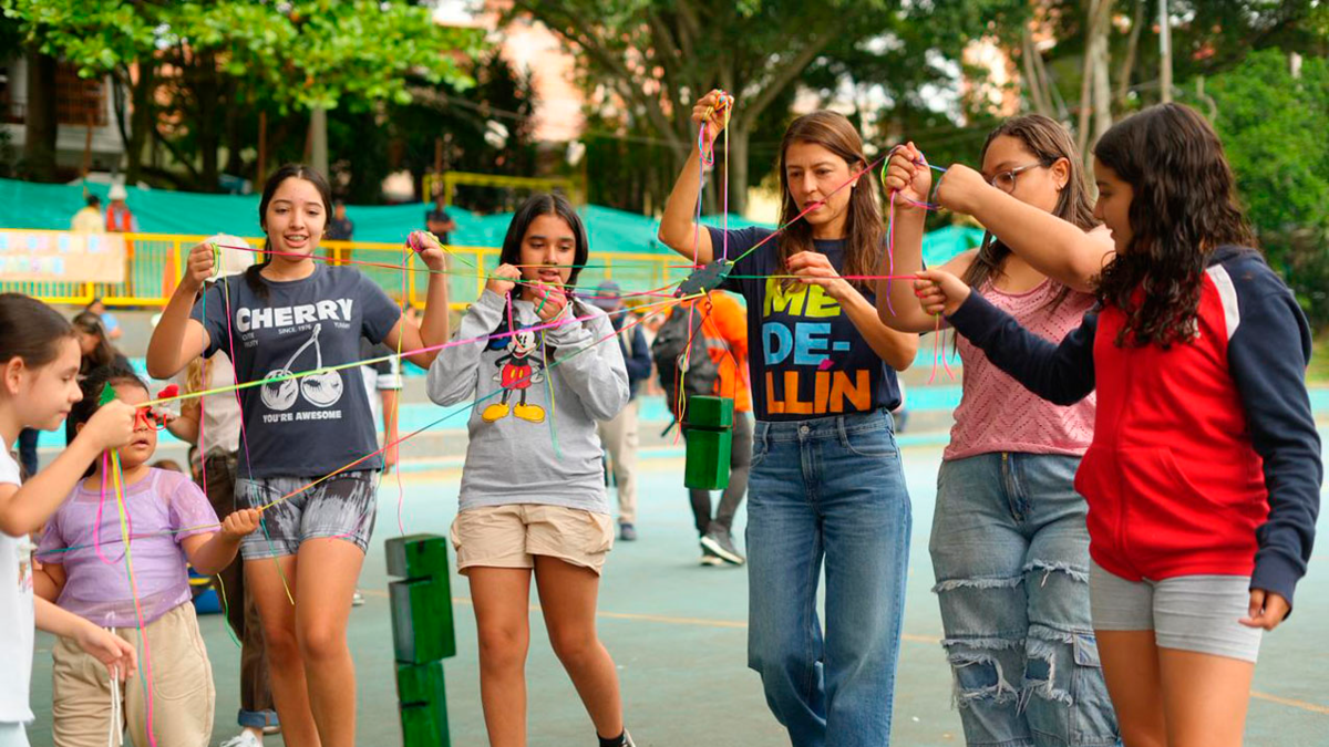 Más que columpios: nuevos parques de Medellín están diseñados para estimular el pensamiento, impulsar el juego infantil y fortalecer la convivencia