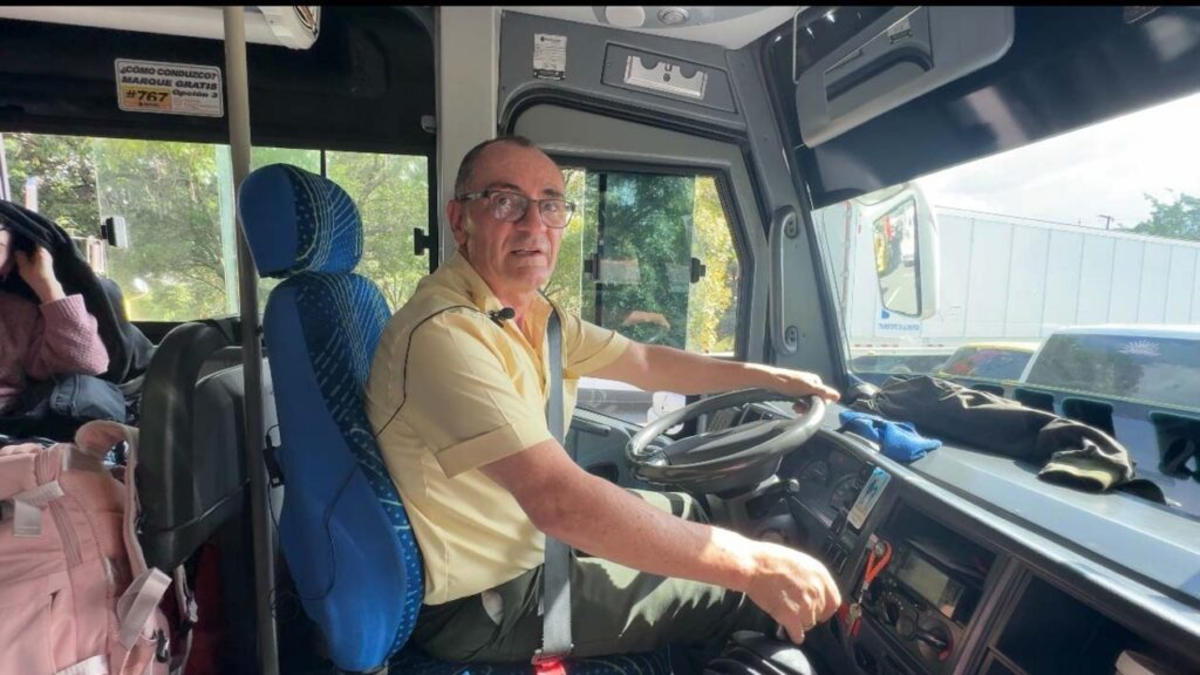 Con fe como copiloto: así viaja 'el Padre' por las carreteras de Antioquia, transformando su bus en un lugar de devoción, protección y servicio