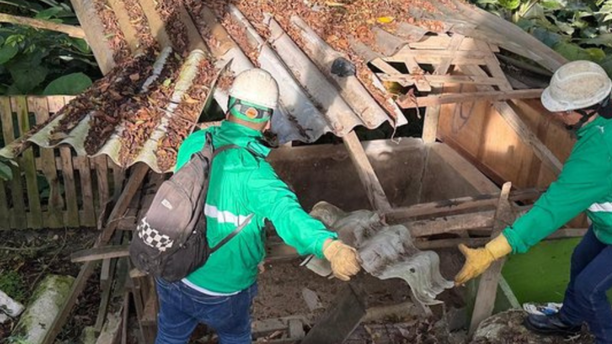 Demuelen casetas ilegales usadas para parqueo, ventas y fiestas clandestinas en la comuna 1 de Medellín