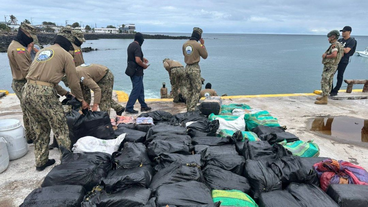  Armada de Ecuador halló en playa de las Islas Galápagos más de 1.300 bloques de...