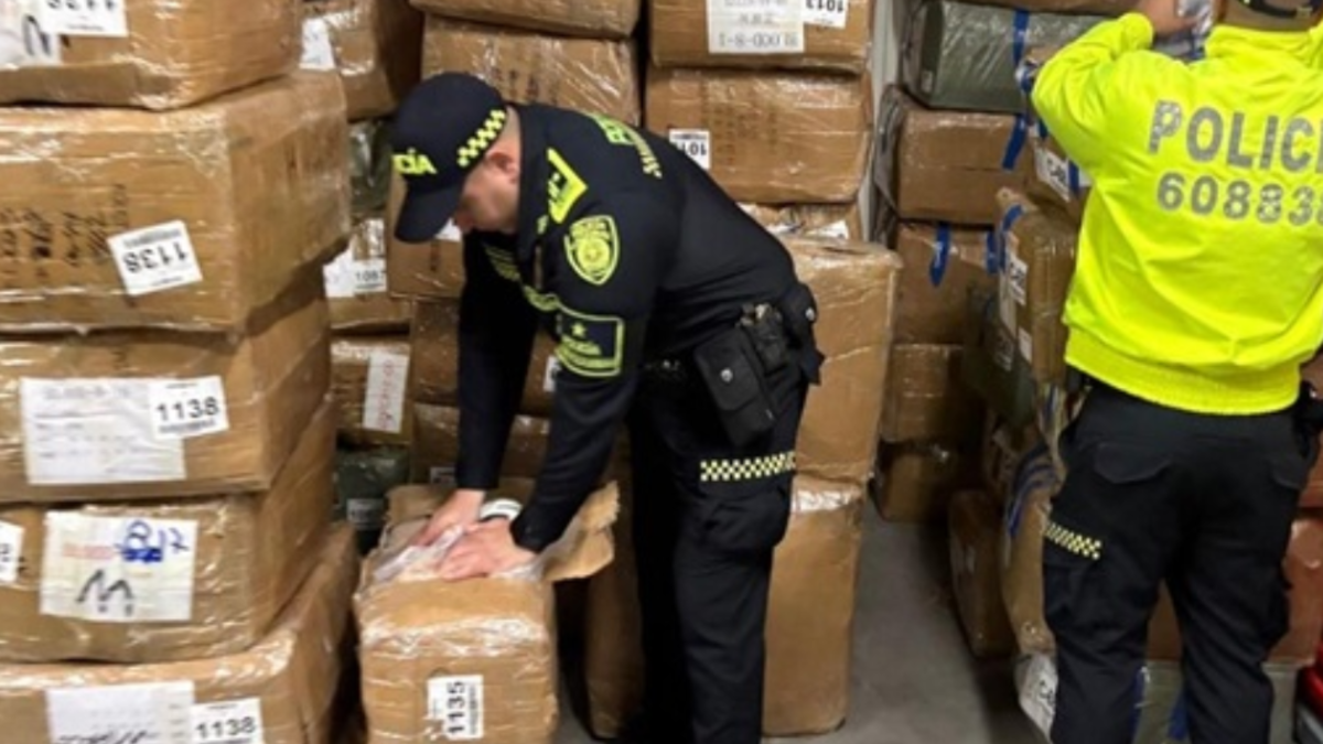 Incautan más de 6.600 pares de calzado ilegal en bodega del barrio Colombia, en Medellín
