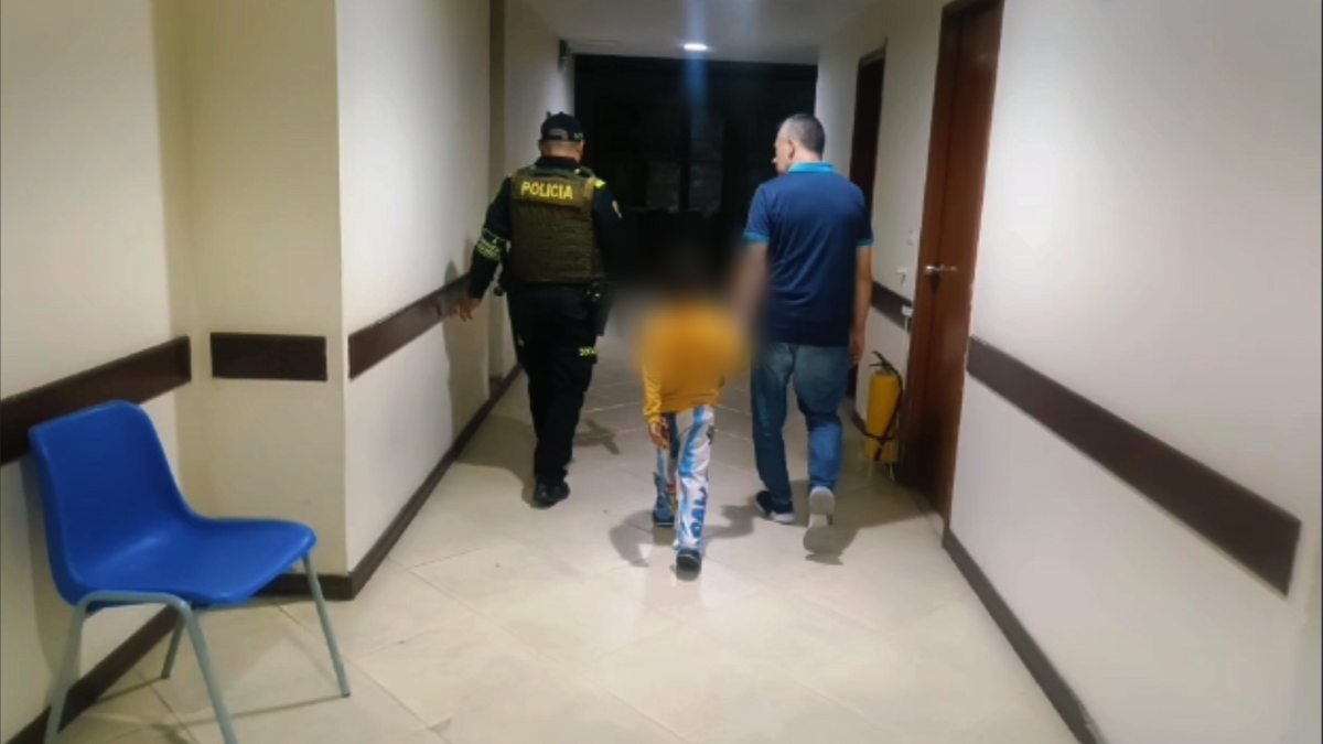 Rescate en la comuna 13 de Medellín: niño de 5 años, abandonado y clamando ayuda, fue auxiliado por la Policía