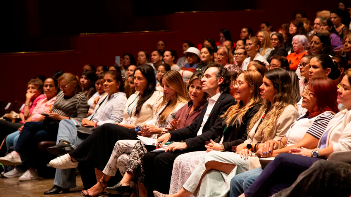 'A Medellín lo han sacado adelante las mujeres': en un emotivo acto, la Alcaldía destacó a 600 beneficiarias del programa Decididas