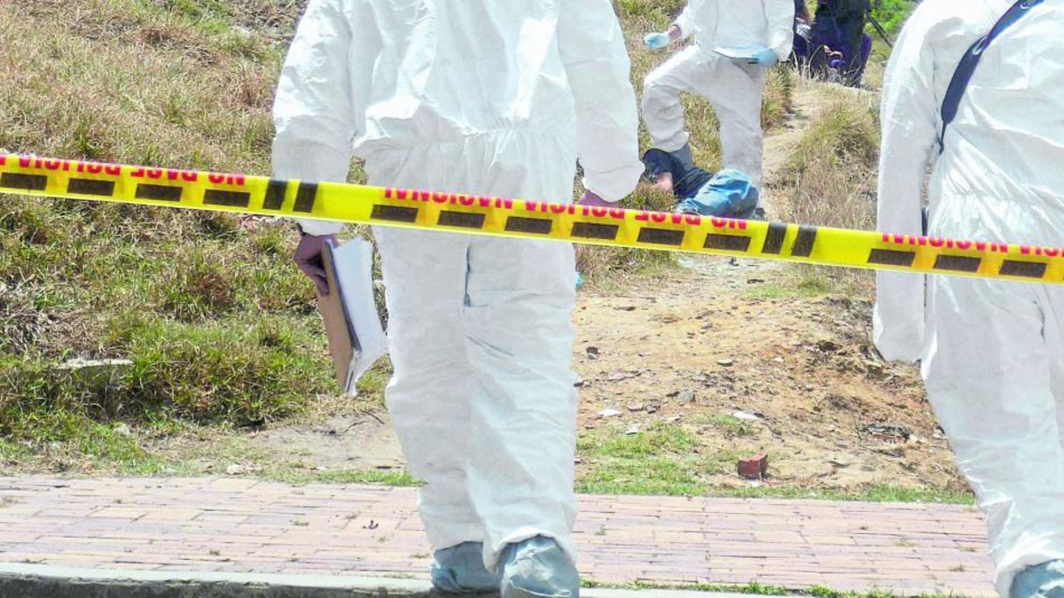 Autoridades investigan el hallazgo de dos cuerpos sin vida dejados cerca de una quebrada en Medellín: tenían quemaduras y signos de asfixia