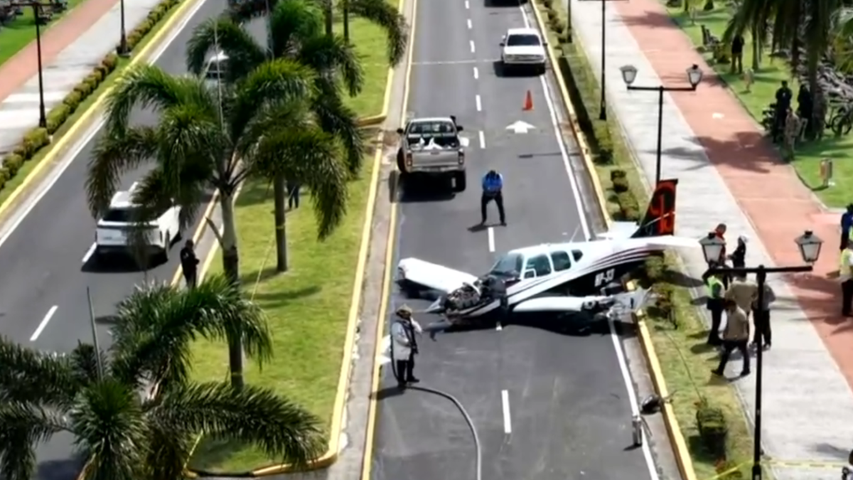  Avioneta realiza aterrizaje de emergencia en una vía turística de Ciudad de Panamá; dos personas...