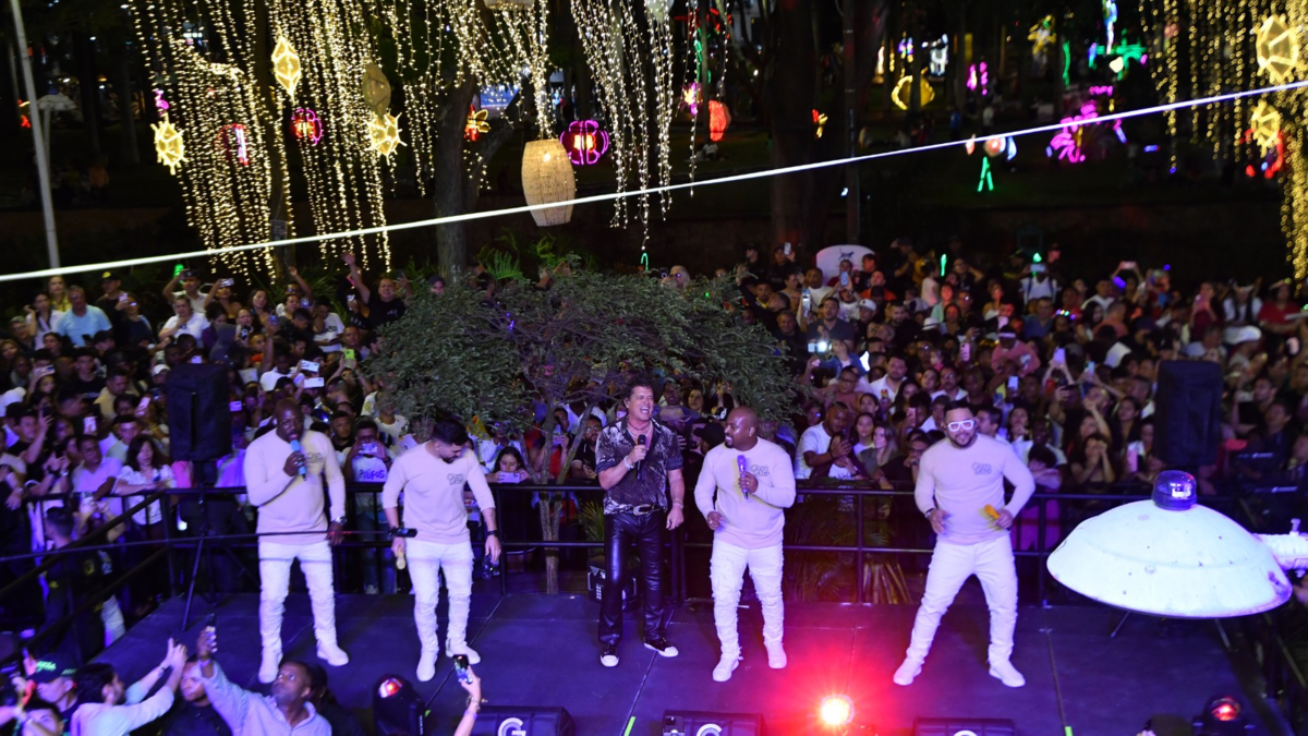 Carlos Vives ve Grupo Niche, Cali Fuarı'nı ısıtmak için Bulevar del Río'da verdikleri konserle şaşırttı