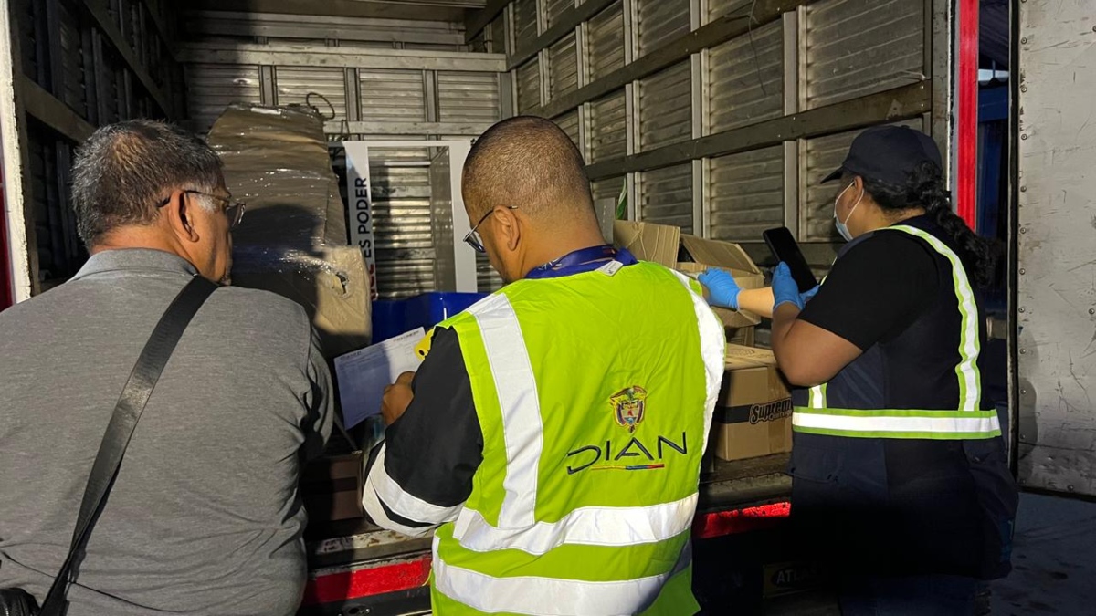 'Plan Navidad', el operativo nacional de la Dian contra el contrabando llegó al Parque de Las Delicias de Cali: incautaron licor y cosméticos