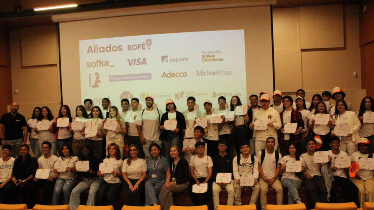 De la escuela al Silicon Valley local: 100 jóvenes de Medellín, muchos de ellos de barrios vulnerables, se gradúan con las llaves del futuro digital