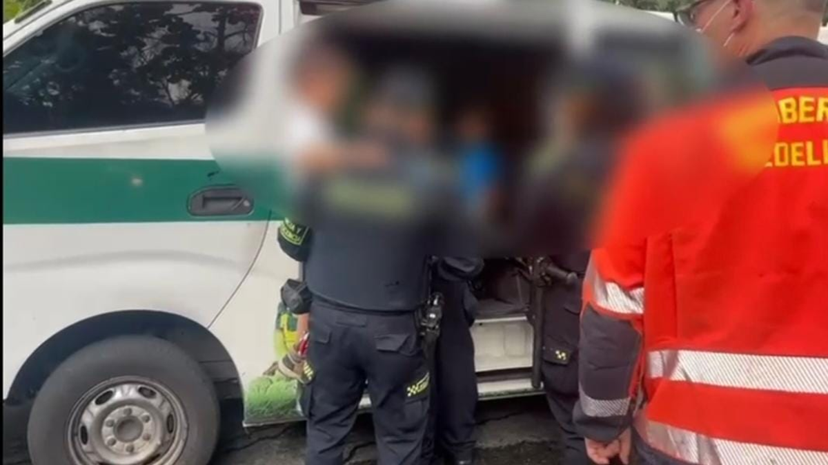 Rescatan en Medellín a tres niños de 2, 5 y 6 años que habían sido abandonados en su casa: había olor a quemado y riesgo de incendio
