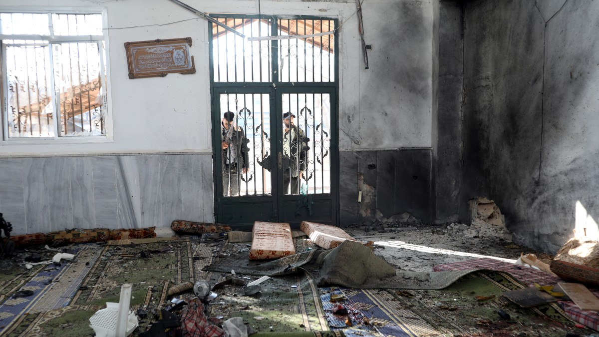 Ocho muertos tras una explosión terrorista en una mezquita alauita de Homs, Siria; el grupo yihadista Ansar al Sunna reivindica el ataque