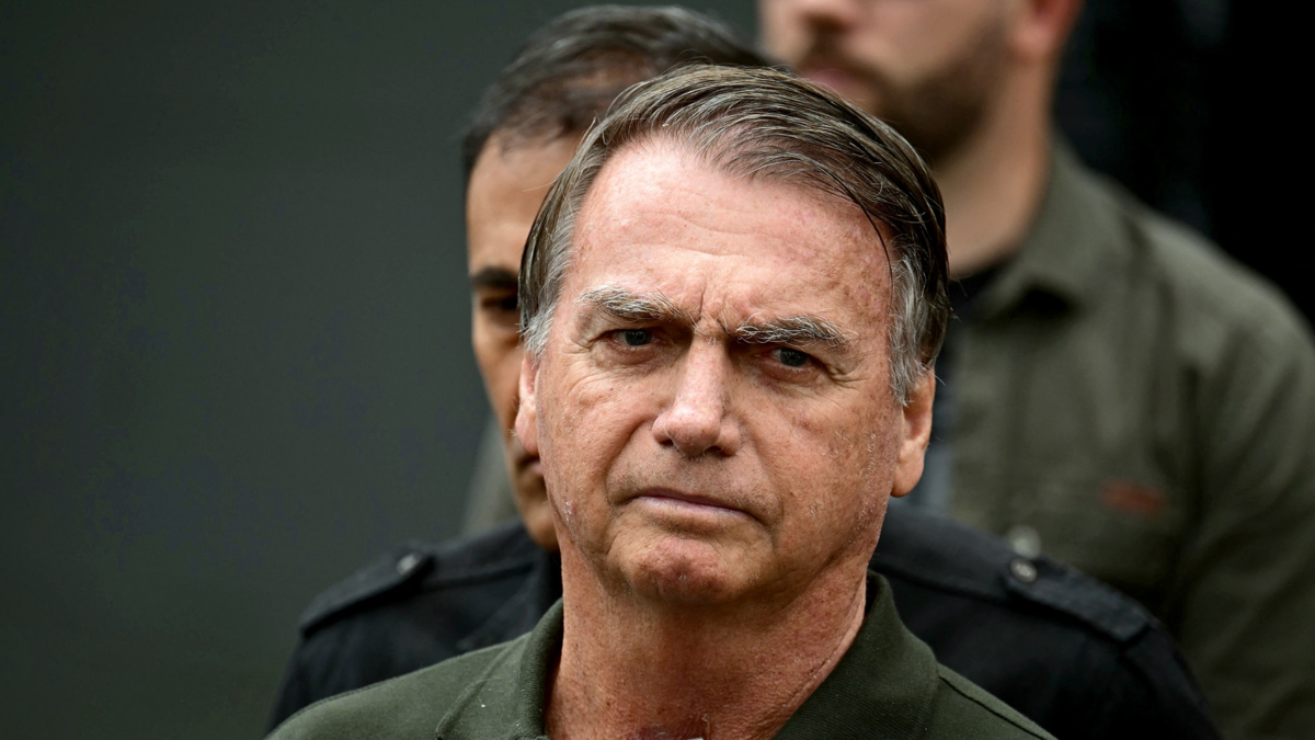 Jair Bolsonaro recibe alta médica luego de su cuarta cirugía para tratar su problema de hipo y vuelve a la cárcel tras ocho días hospitalizado