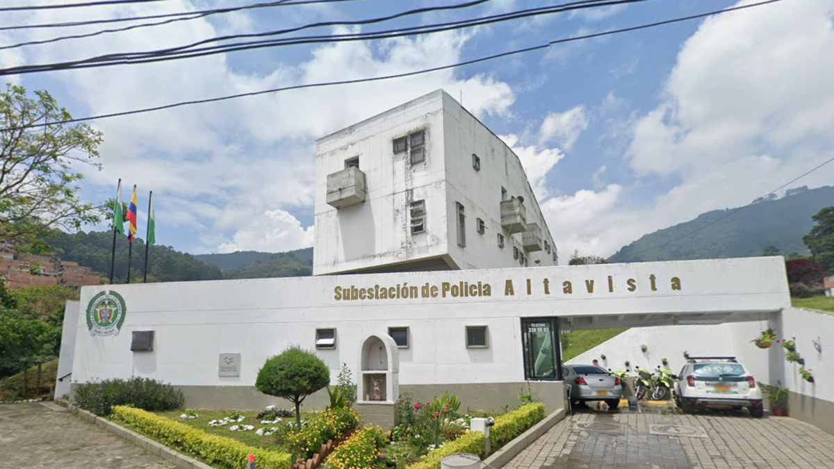 Una persona de la población LGBTIQ+ fue quemada al interior de una subestación de Policía en Medellín: hay versiones cruzadas de lo sucedido