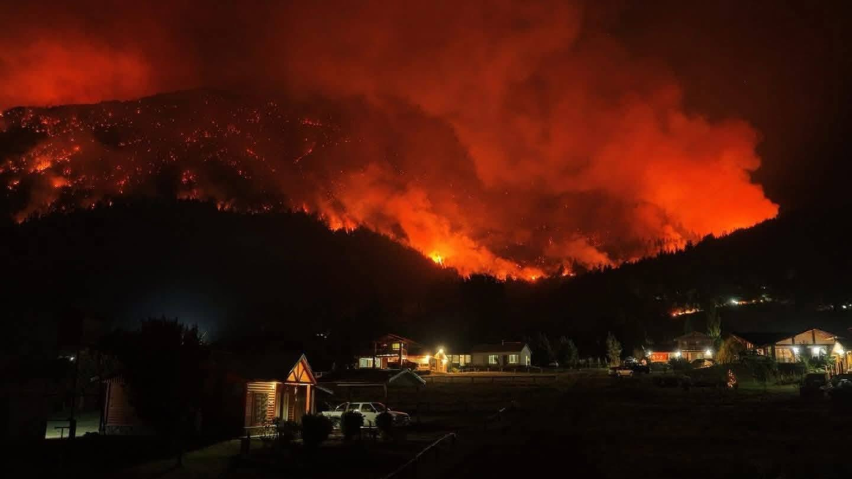 Tragedia en la Patagonia argentina: más de 5.500 hectáreas quemadas mientras el fuego rodea la localidad de Epuyén