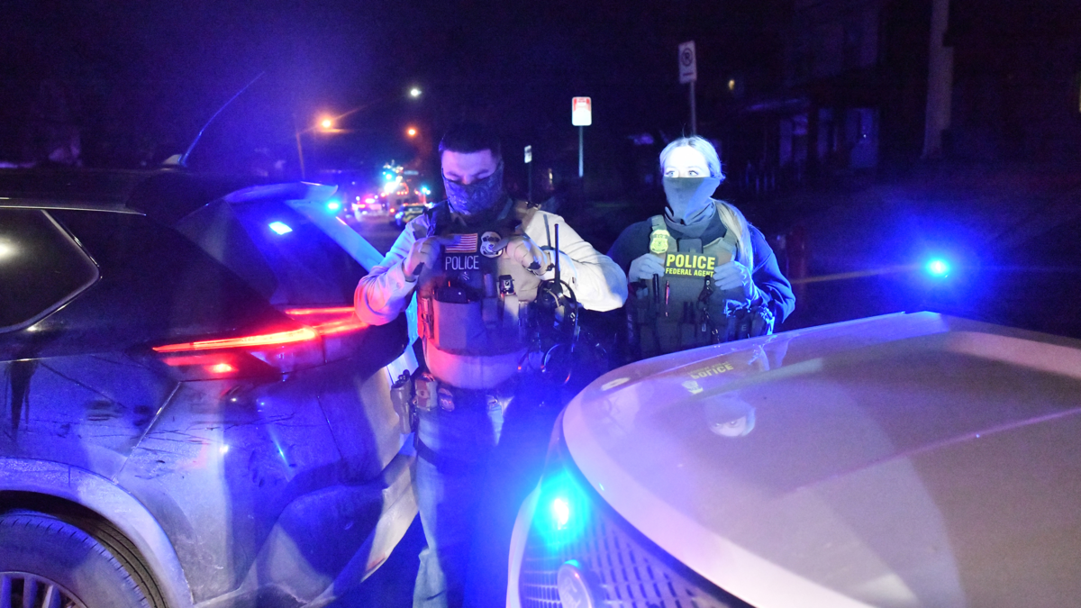 Agente del ICE disparó contra un inmigrante venezolano que intentaba huir de un operativo: autoridades dicen que fue en 'defensa propia'