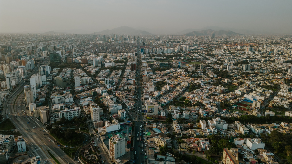 Encuentran el cadáver de una mujer envuelto en un colchón en plena calle de Lima, un video sería clave en la investigación