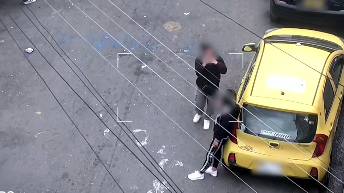 Policía capturó a una mujer que comercializaba drogas en pleno centro de Bogotá: video muestra que ocultaba los estupefacientes en su ropa interior