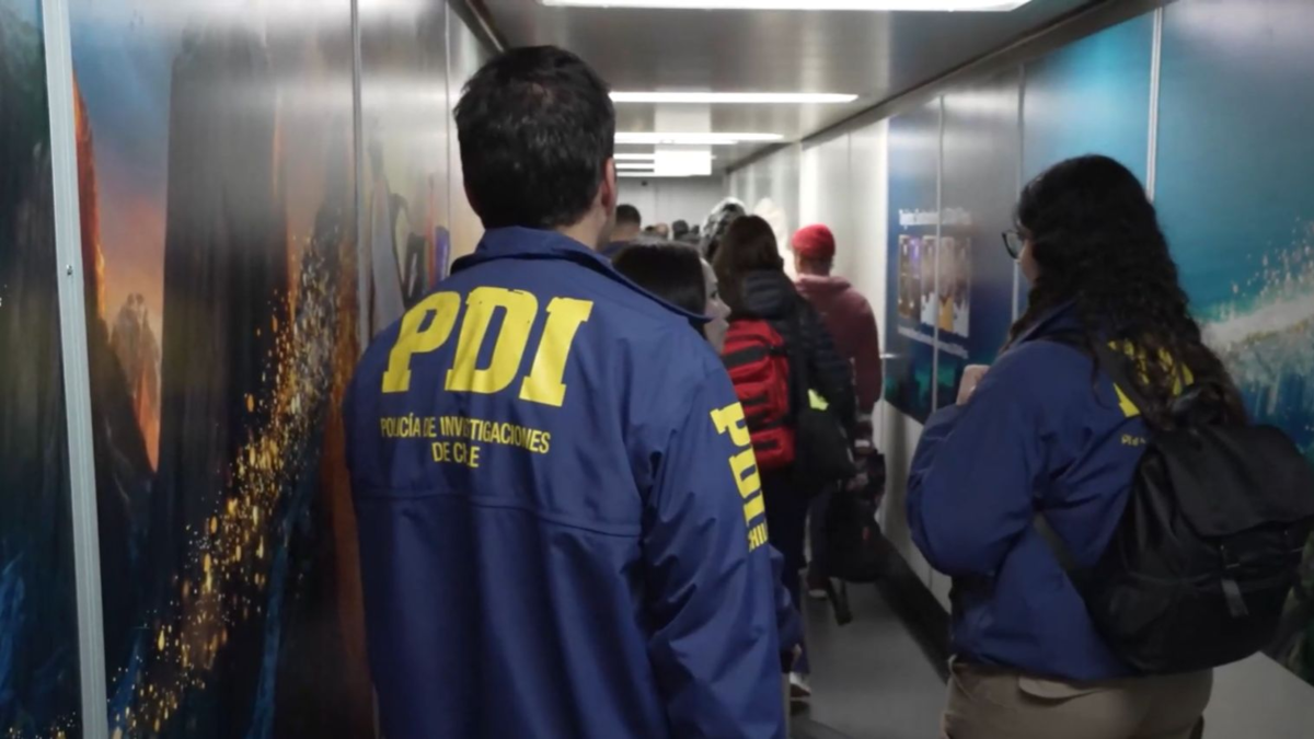 52 colombianos fueron deportados de Chile en el primer vuelo de expulsados del año: son vinculados a múltiples delitos e infracciones