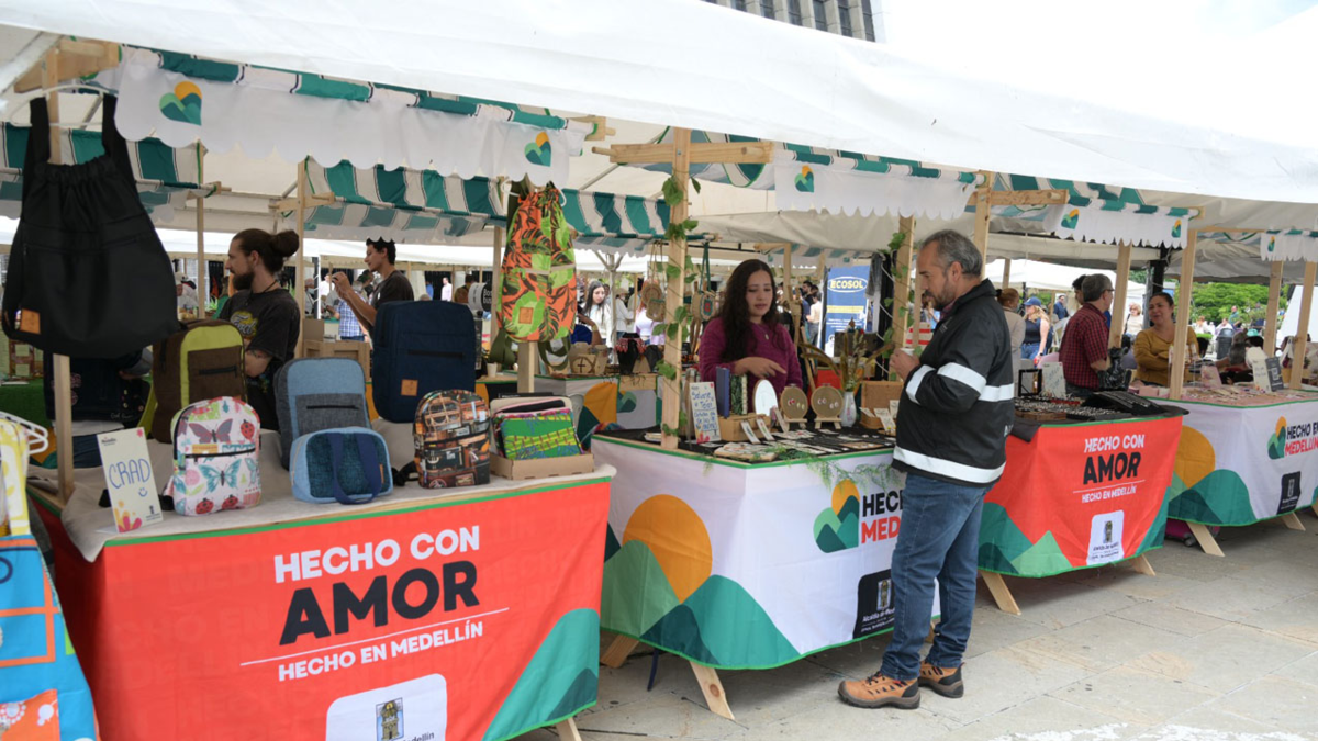 ¿Quién dijo que las ferias de emprendimiento son cosa del pasado? Medellín facturó $ 9.500 millones en 2025 y sigue creciendo